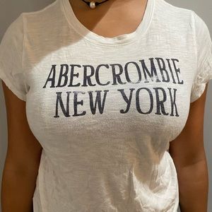white and black abercrombie t-shirt